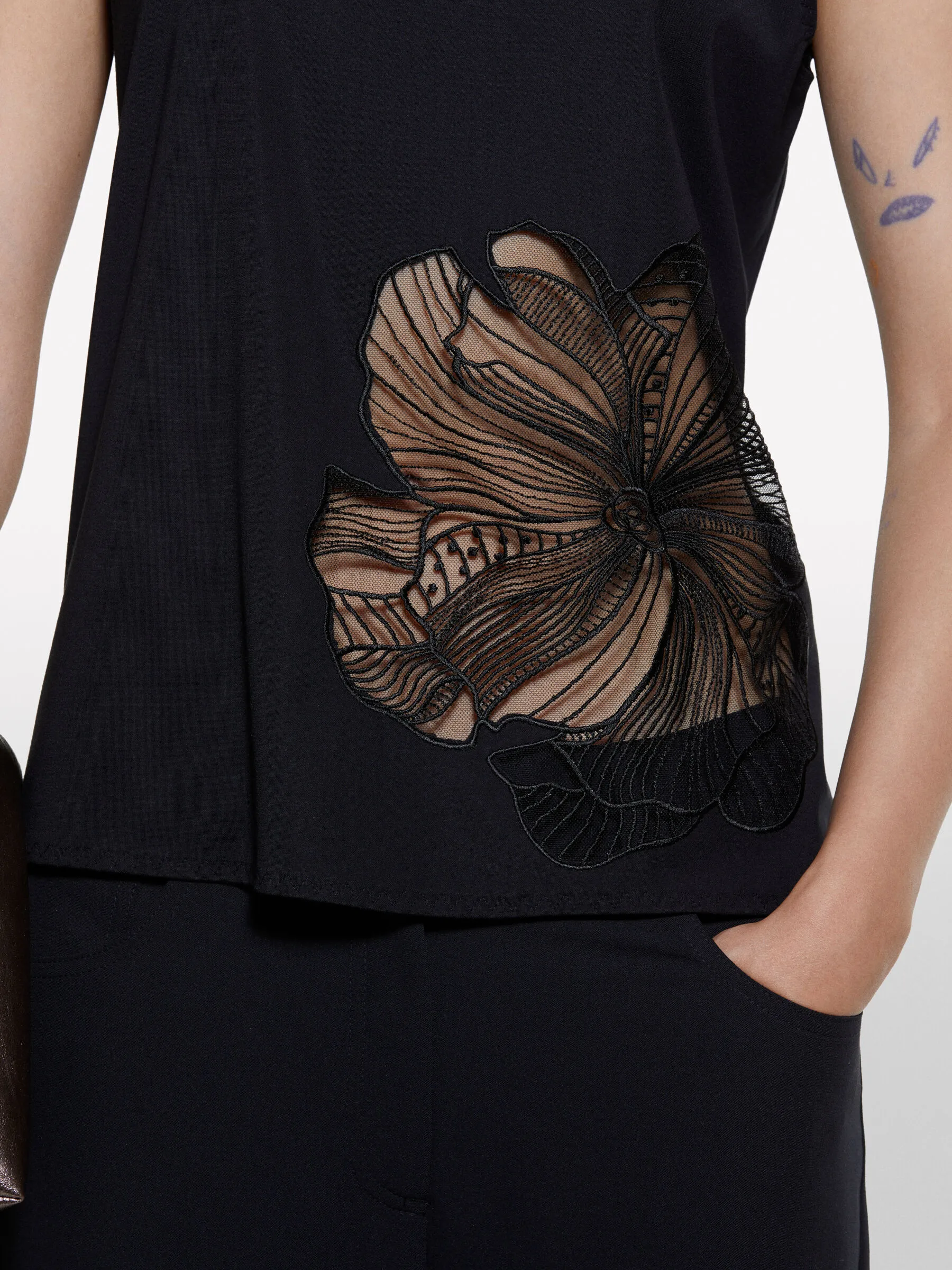 Haut noir à broderie florale