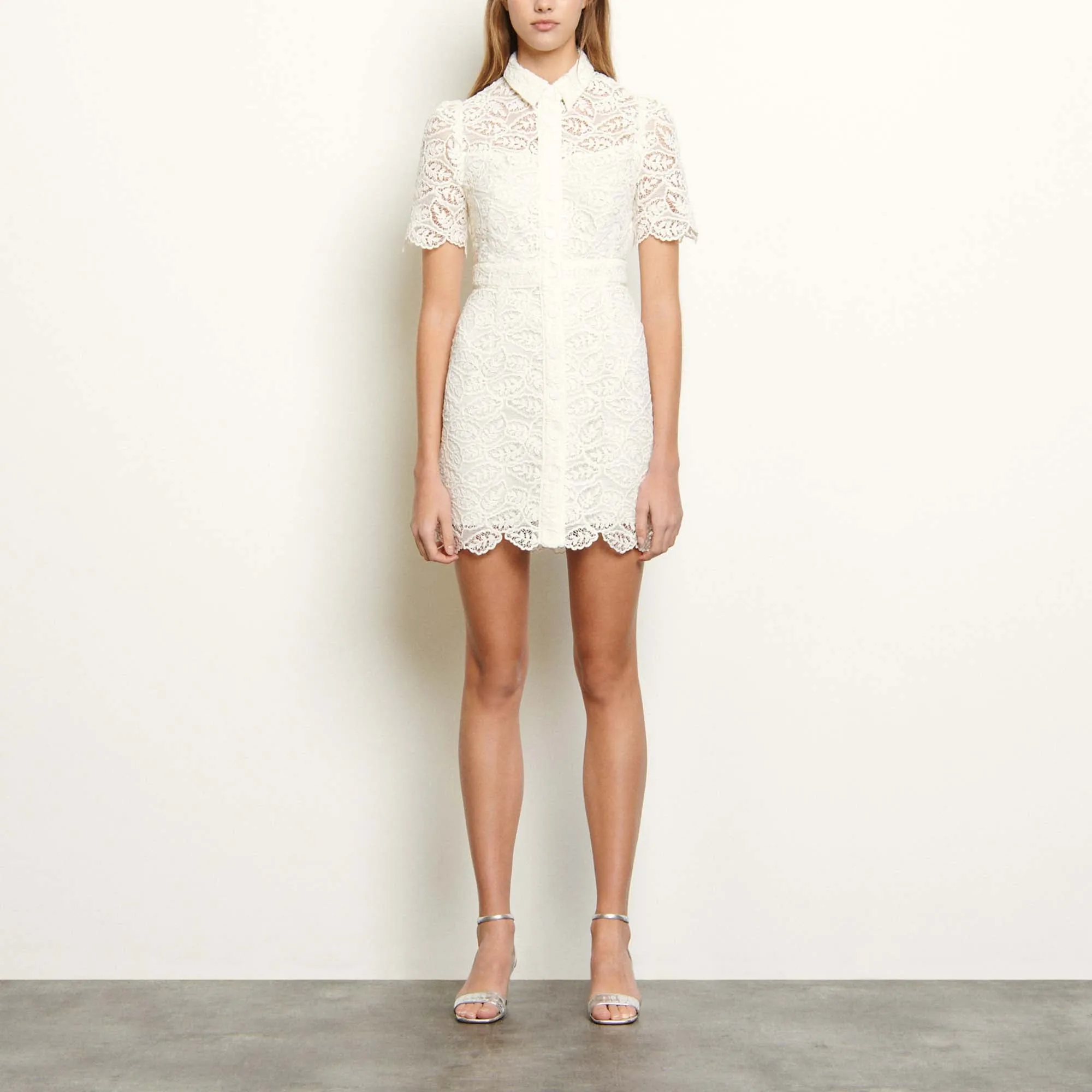 Robe courte en dentelle