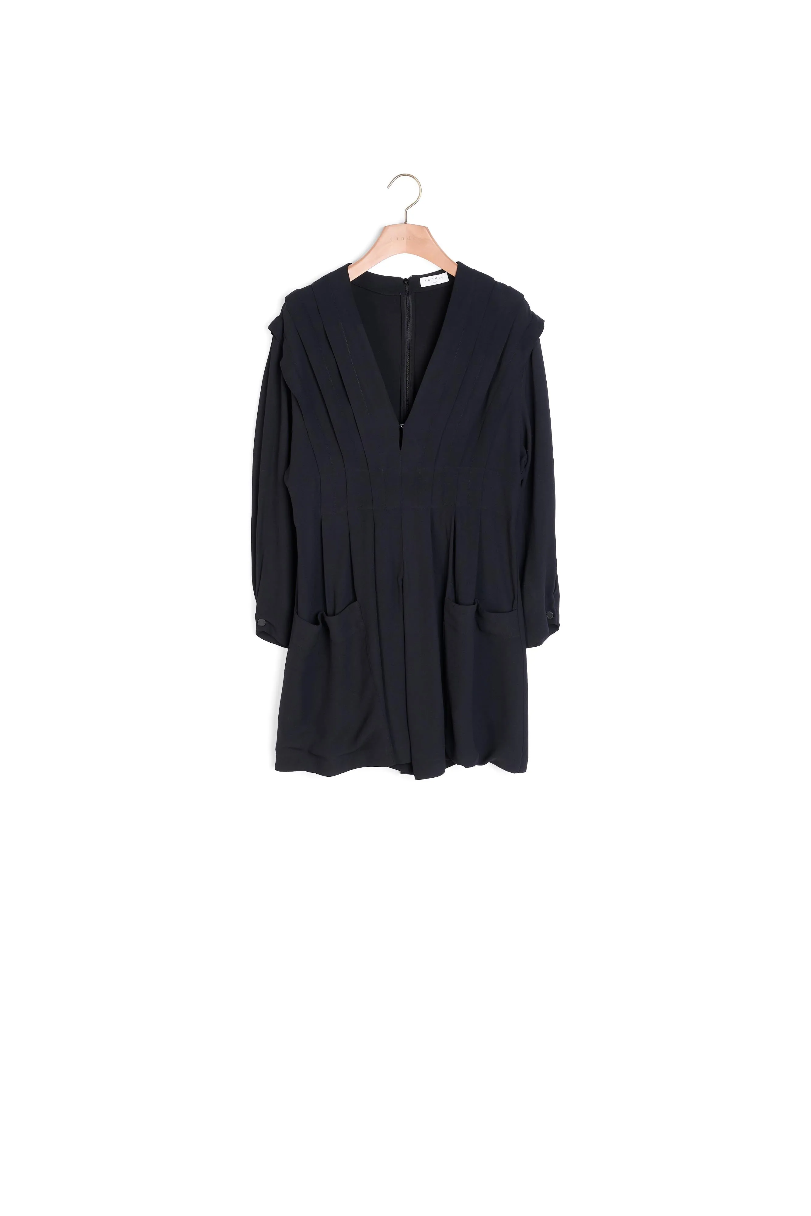 Robe courte fluide ornée de plis