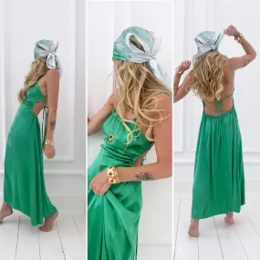 Robe verte satinée dos nu